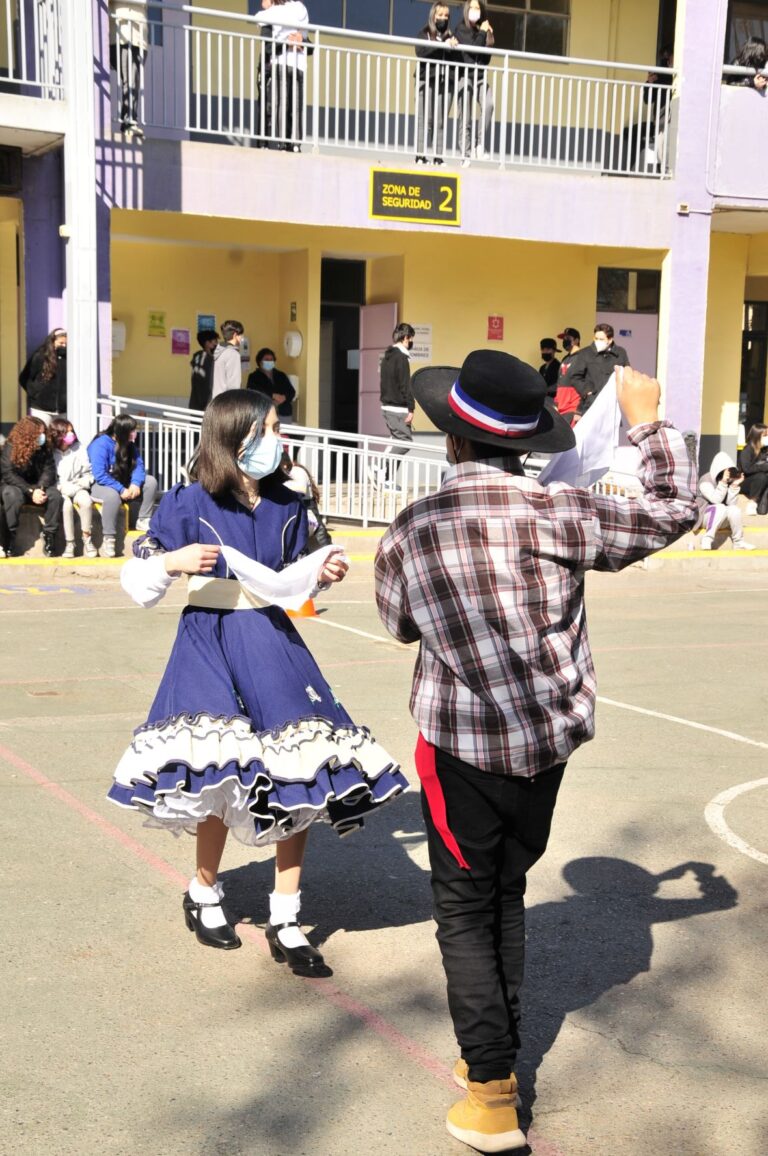 Estudiante con vestido de huasa bailando durante la muestra folclórica