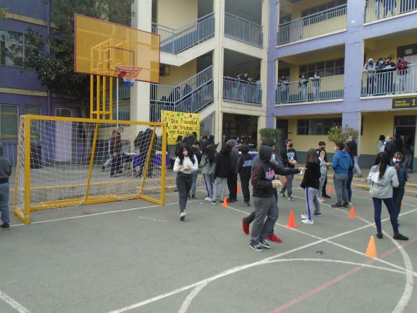 Estudiantes y docentes en una actividad al aire libre en el patio del colegio